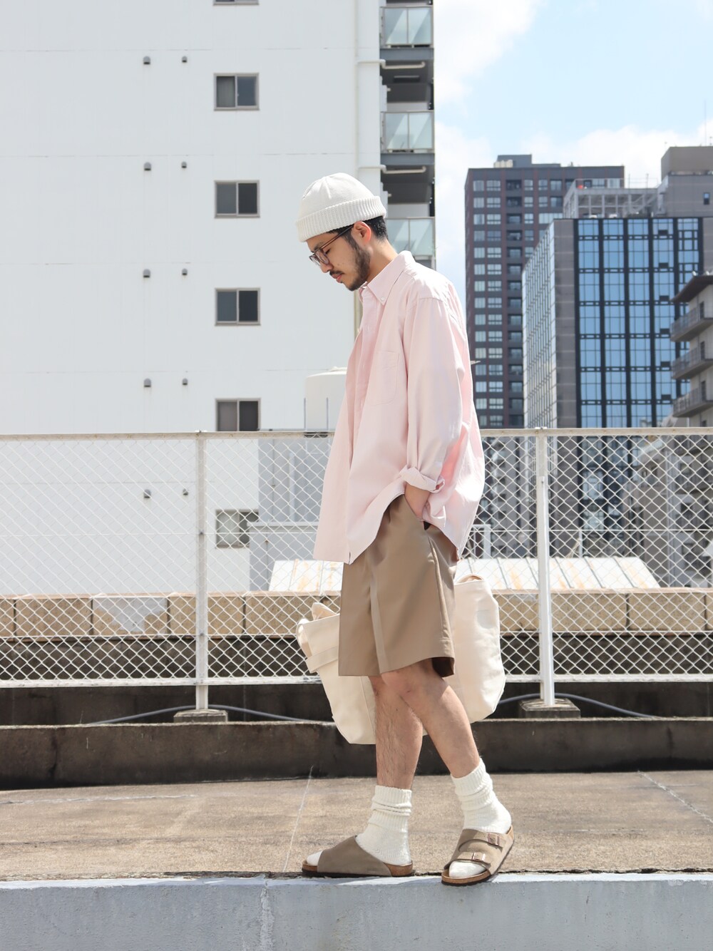 ピンク系のシャツ/ブラウス、ベージュ系のその他パンツ、ベージュ系のサンダルを着用したメンズの春コーディネートの1枚目の写真