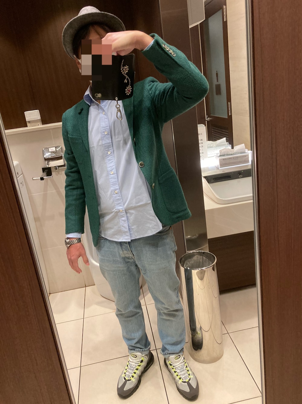 「Acne StudiosのVan Lt Vintage（デニムパンツ、ブルー系）」を使った、classicoairさん（メンズ・172cm）の秋コーディネートの1枚目の写真