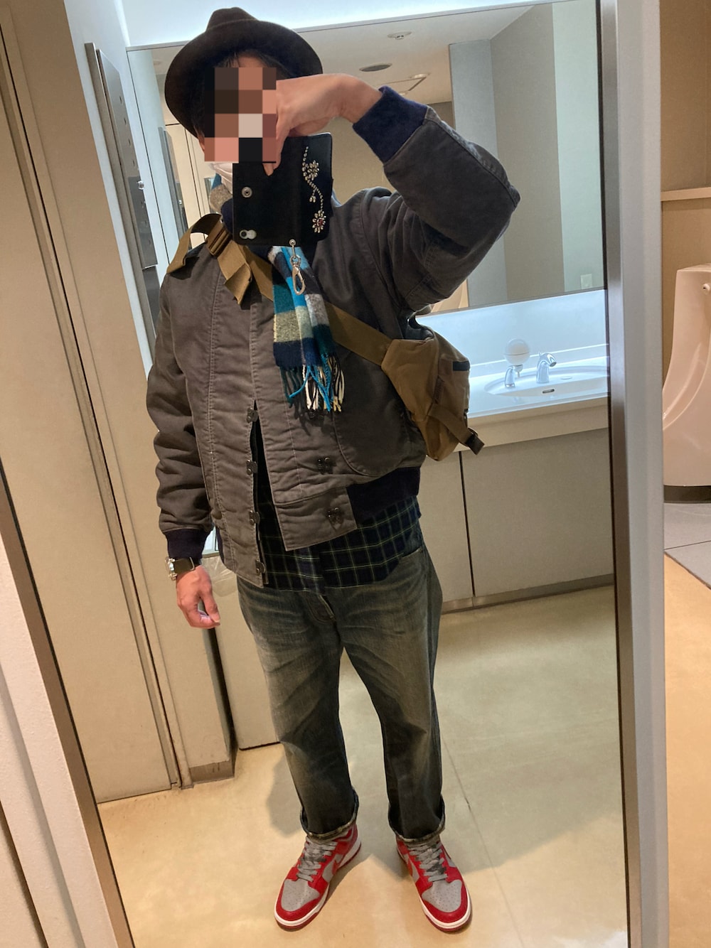 「LEVI'S VINTAGE CLOTHINGの71501-0007（デニムパンツ、ブルー系）」を使った、classicoairさん（メンズ・172cm）の冬コーディネートの1枚目の写真