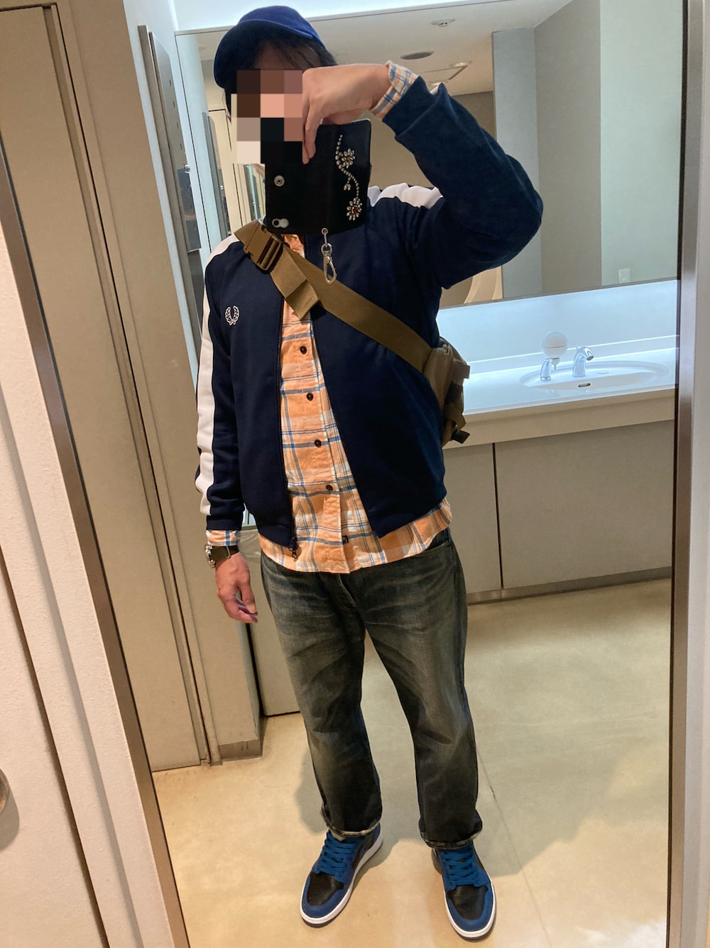 「AIR JORDANのエア ジョーダン 1 レトロ HIGH OG （スニーカー、ブルー系）」を使った、classicoairさん（メンズ・172cm）の秋コーディネートの1枚目の写真