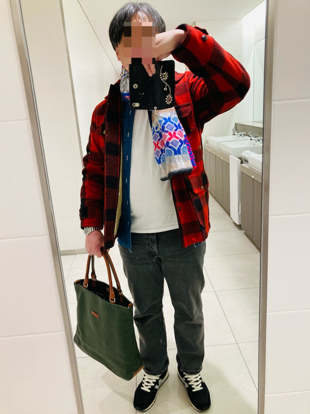 「Levi'sの501 ORIGINAL JEANS PARRISH（デニムパンツ、ブラック系）」を使った、classicoairさん（メンズ・172cm）の冬コーディネートの1枚目の写真