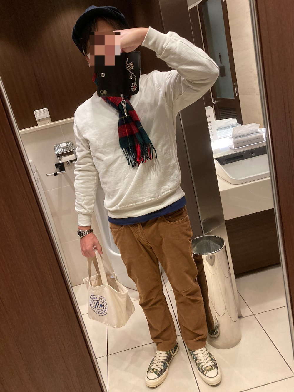 ブルー系のTシャツ/カットソー、ホワイト系のスウェット、ブラウン系のパンツを着用したメンズの秋コーディネートの1枚目の写真