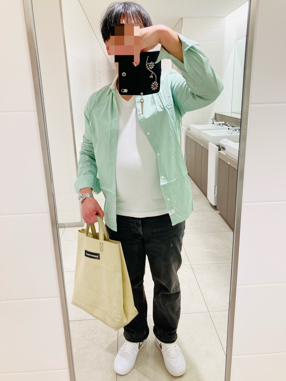 「Levi'sの501 ORIGINAL JEANS PARRISH（デニムパンツ、ブラック系）」を使った、classicoairさん（メンズ・172cm）の春コーディネートの1枚目の写真