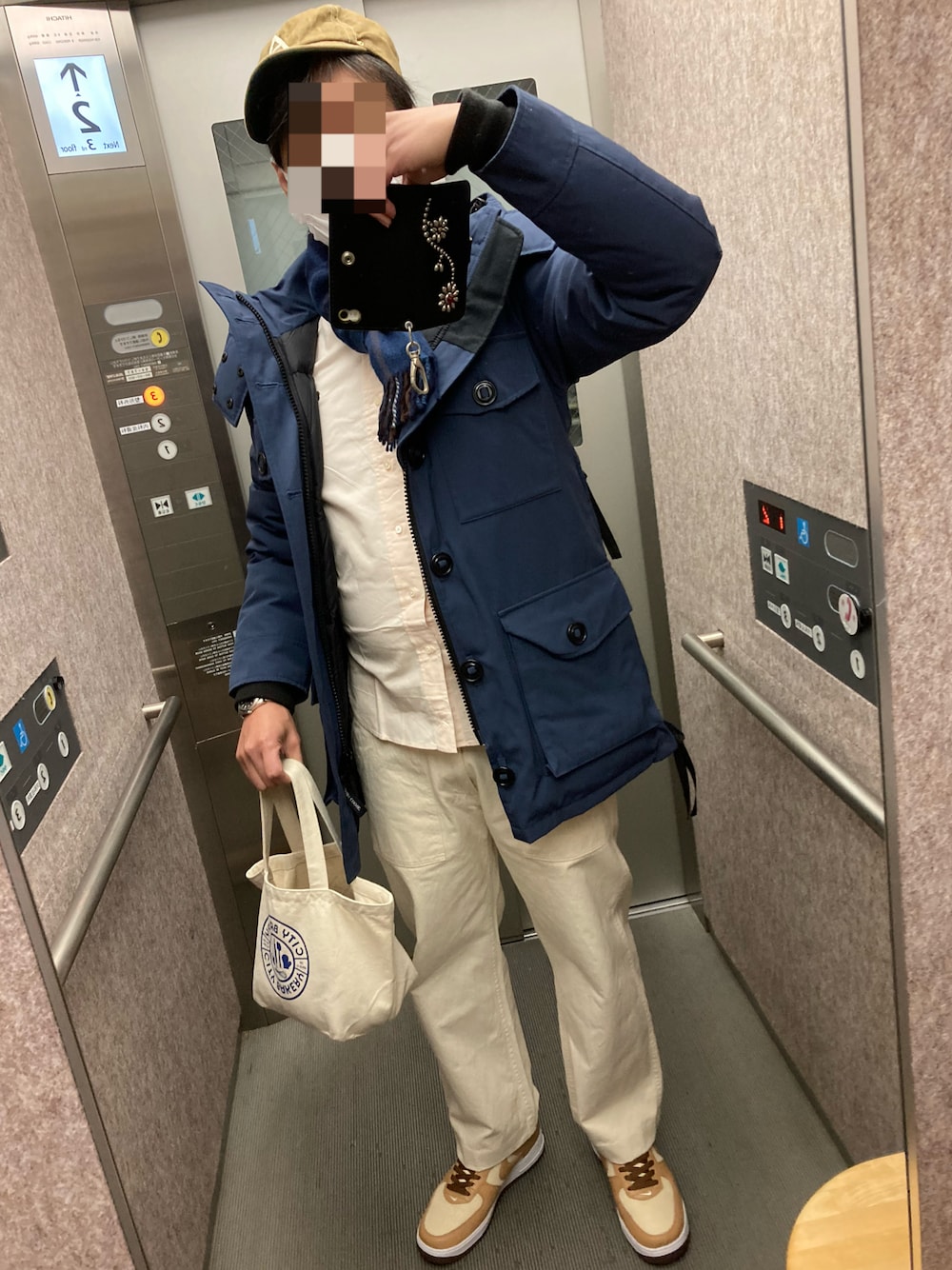 「DANTONのベイカーパンツ（カーゴパンツ、ホワイト系）」を使った、classicoairさん（メンズ・172cm）の冬コーディネートの1枚目の写真