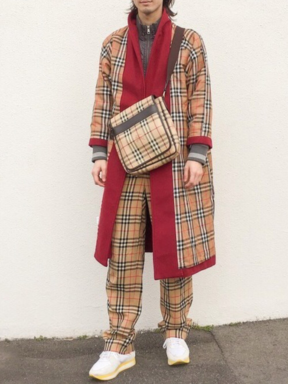「バーバリー、burberry、ノバチェック、チェック、チェスターコート、チェツクパンツ、オトナカジュアル、ベージュ、ワントーンコーデ、ショルダーバッグ、いいね、save、フォローお願いします🤑、キレイめ、お洒落さんとつながりたい、休日スタイル、冬コーデ」｜「BURBERRYのアイテム（ジャケット/アウター、ベージュ系）」を使った、misoshiru4さん（メンズ・177cm）の冬コーディネートの1枚目の写真