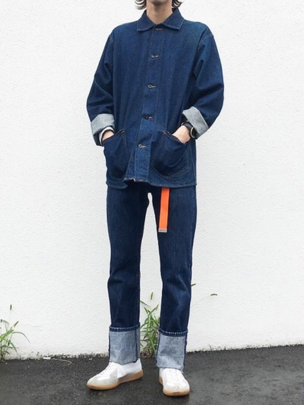 「ワントーンコーデ、セットアップ、デニムジャケット、デニム、デニムパンツ、古着、VINTAGE、おしゃれさんと繋がりたい、古着MIX、ブルー、ガチャベルト、差し色、オレンジ、ロールアップ、古着コーデ」｜「VINTAGEのアイテム（デニムジャケット、ブルー系）」を使った、misoshiru4さん（メンズ・177cm）の冬コーディネートの1枚目の写真