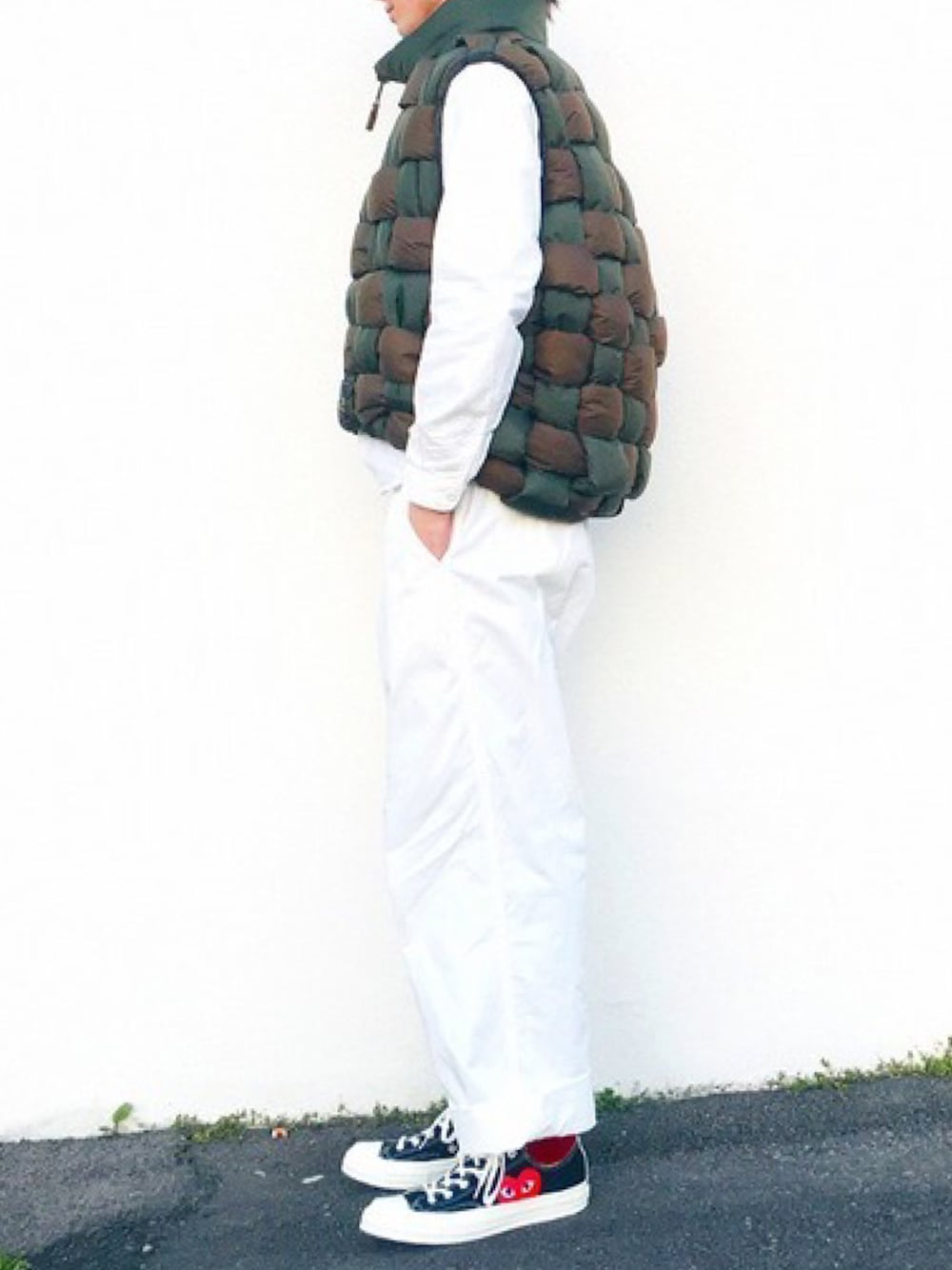 「ダウンベスト、スニーカー、春コーデ、ワントーンコーデ、コラボ、PLAY comme des garcons、GU、チョコ色に染まれ、converse、きれいめカジュアル、ホワイト、リラックススタイル、モード、着回しコーデ、差し色」｜「KAPITALのアイテム（ベスト、グリーン系）」を使った、misoshiru4さん（メンズ・177cm）の冬コーディネートの1枚目の写真