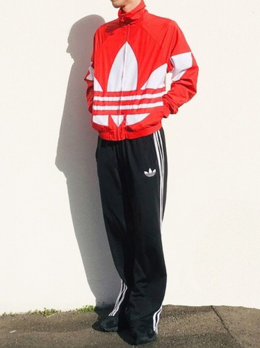 「トラックパンツ、ナイロンジャケット、adidas、アディダス、スニーカー、今日のコーデ、いいね、save、フォローお願いします🤑、シンプル、休日スタイル、カジュアルコーデ、大人カジュアル、ootd、おしゃれさんと繋がりたい、私の推しブランド、フレアパンツ」｜「adidasのアイテム（ナイロンジャケット、レッド系）」を使った、misoshiru4さん（メンズ・177cm）の冬コーディネートの1枚目の写真