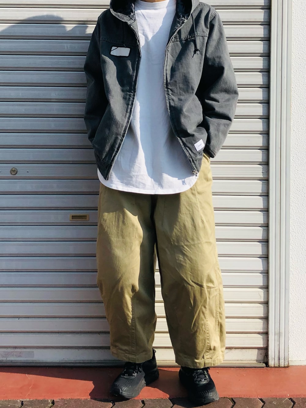 「ストリート、ヒザデルパンツ、ワイドパンツ、HOKAONEONE、wtaps、GU、NEEDLES、ストリートコーデ、オトナカジュアル、今日のコーデ、ビッグシルエット、スニーカーコーデ、シンプル、きれいめカジュアル、パーカー」｜「Needlesのアイテム（チノパンツ、ベージュ系）」を使った、misoshiru4さん（メンズ・177cm）の冬コーディネートの1枚目の写真
