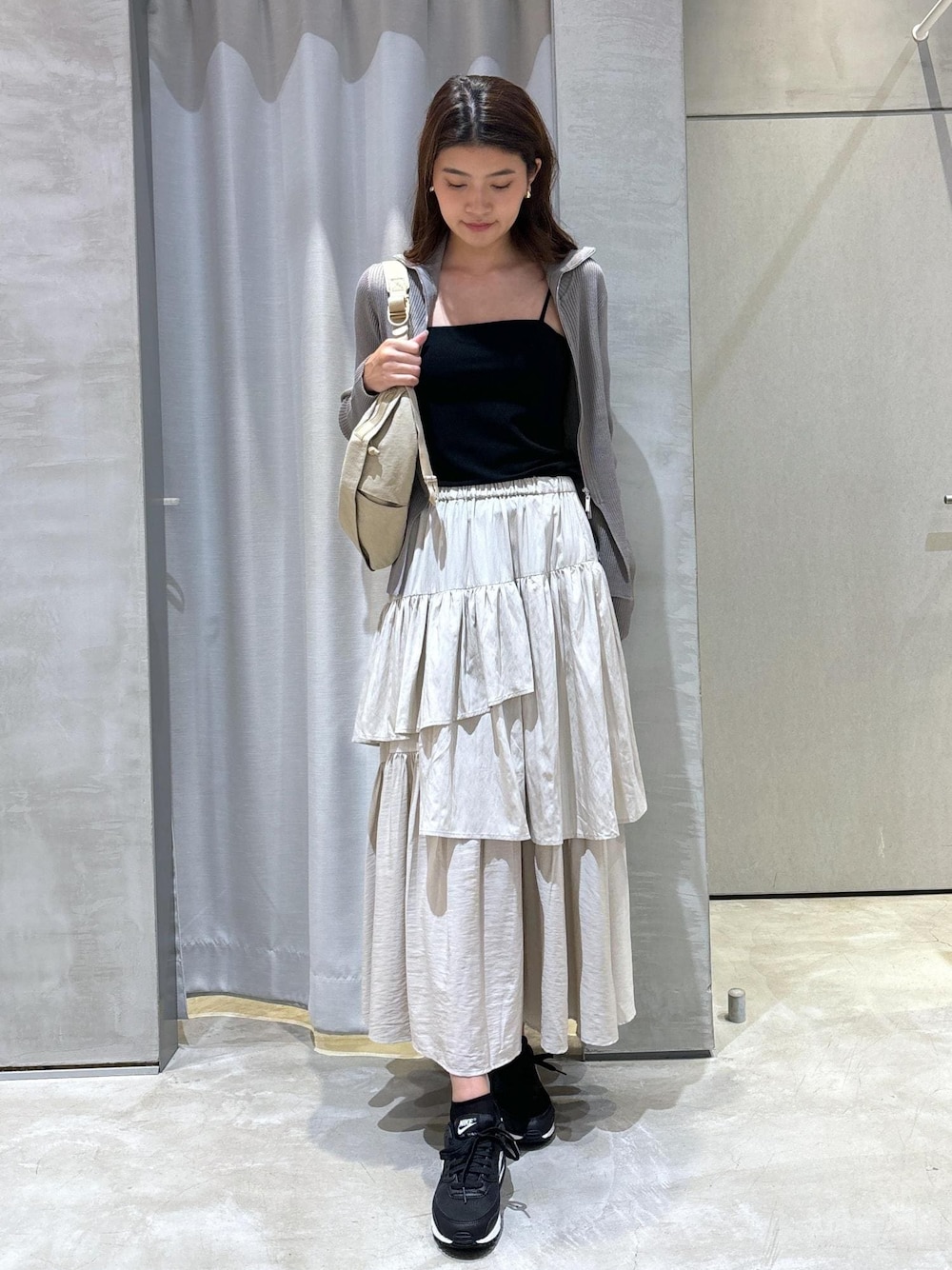 「初秋コーデ、秋コーデ、デートコーデ、お出かけコーデ、旅行コーデ、スポーツミックス、スカートスタイル、体型カバー、きれいめコーデ、ベーシック、NERGY、ナチュラル、ブルべ冬、混合、高身長」｜「NIKEの【NIKE】ナイキ エア マックス 90 ウィメンズシューズ（スニーカー、ブラック系）」を使った、YUKIさん（レディース・166cm）の秋コーディネートの1枚目の写真