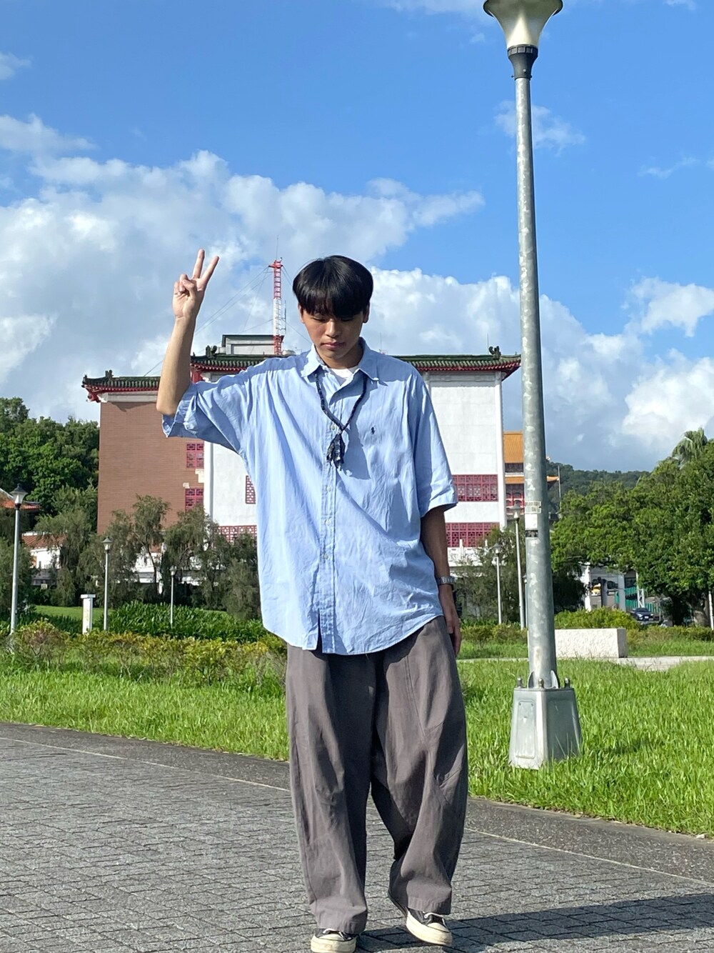 「ootd、夏、休閒、日系極簡、converse、oversize、工裝褲、日系休闲、日系穿搭、台灣」｜「POLOのアイテム（シャツ/ブラウス、ブルー系）」を使った、yuanさん（メンズ・179cm）の秋コーディネートの1枚目の写真