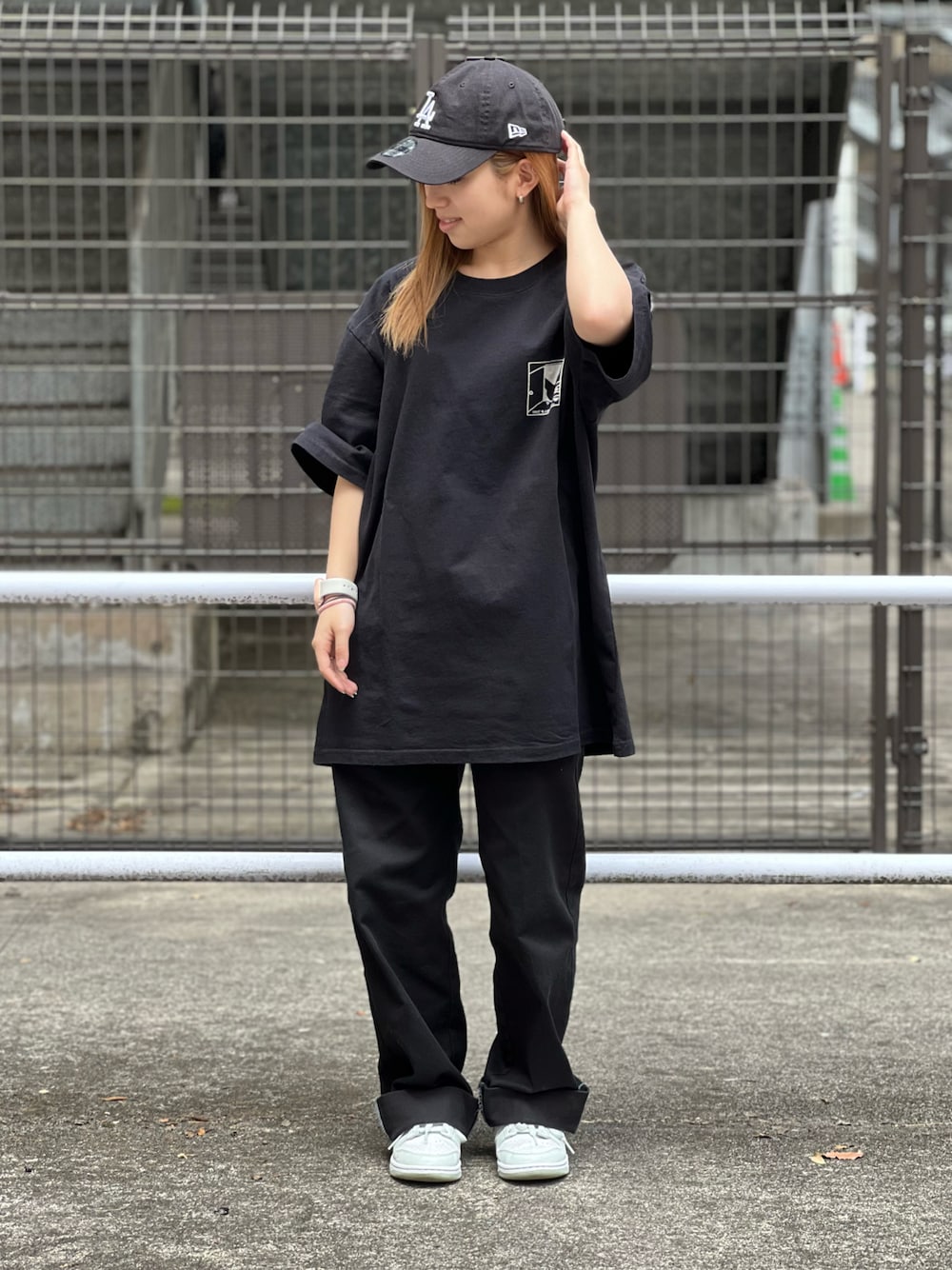 ブラック系のTシャツ/カットソー、ブラック系のチノパンツを着用したレディースの夏コーディネートの1枚目の写真