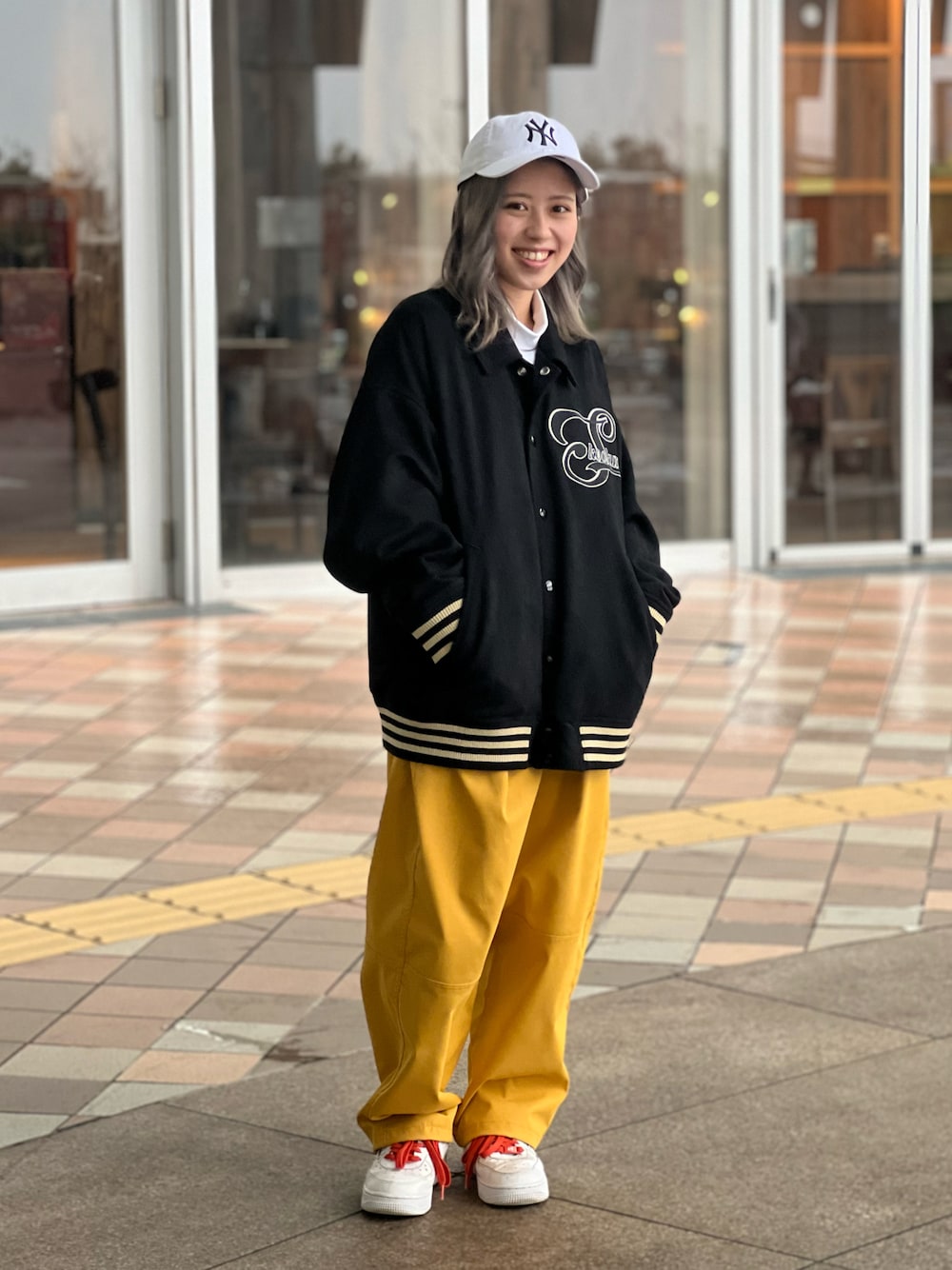 「低身長、メンズライク、ストリート、ストリート系女子、カラーパンツ、キャップ、スタジャン、ビッグシルエット、古着MIX、シンプルコーデ、春アウター、白スニーカー」｜「SKOOKUMのSKOOKUM×JEフェイクスウェード刺繍スタジャン（スタジャン、ブラック系）」を使った、まぁたろ🧸さん（レディース・148cm）の冬コーディネートの1枚目の写真
