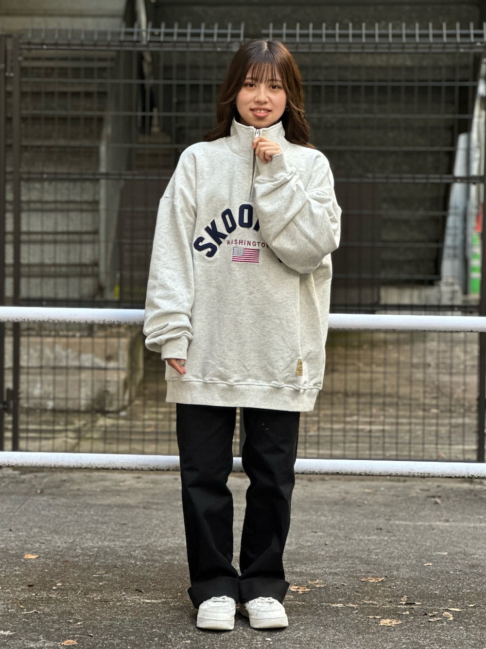 「低身長、ストリート、ストリート系女子、メンズライク、ビッグシルエット、ゆるコーデ、ハーフジップ、skookum、Dickies、874、NIKE、白スニーカー、冬コーデ」｜「SKOOKUMのSKOOKUM JE ハーフジップロゴスウェット（スウェット、ホワイト系）」を使った、まぁたろ🧸さん（レディース・148cm）の冬コーディネートの1枚目の写真