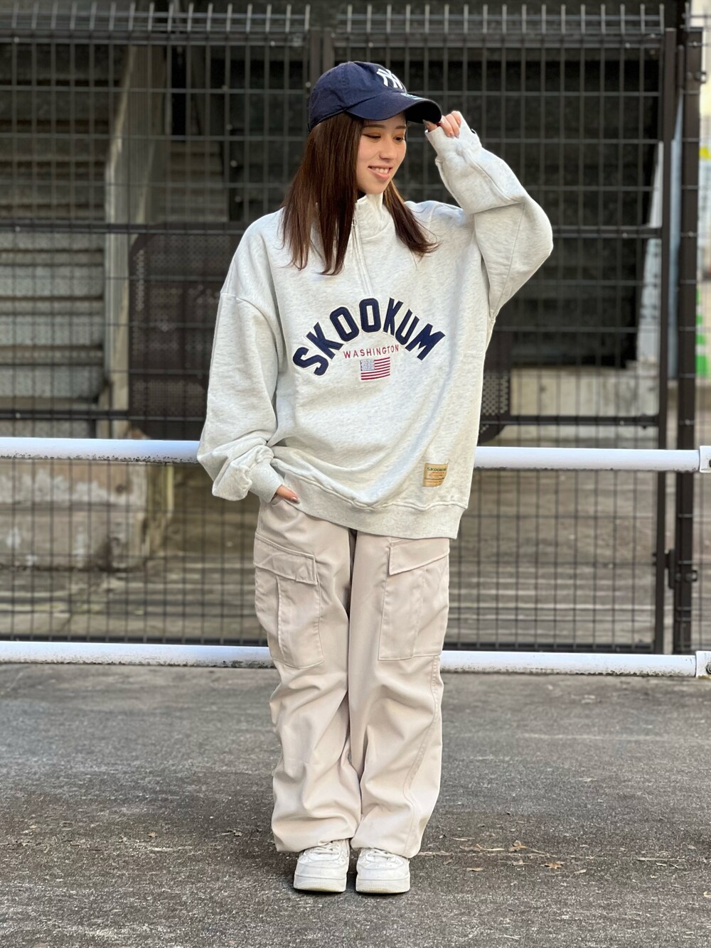 「低身長、ストリート、ストリート系女子、メンズライク、ビッグシルエット、ゆるコーデ、ハーフジップ、トレーナー、カーゴパンツ、キャップ、NEW ERA、白スニーカー、NIKE、冬コーデ」｜「SKOOKUMのSKOOKUM JE ハーフジップロゴスウェット（スウェット、ホワイト系）」を使った、まぁたろ🧸さん（レディース・148cm）の冬コーディネートの1枚目の写真