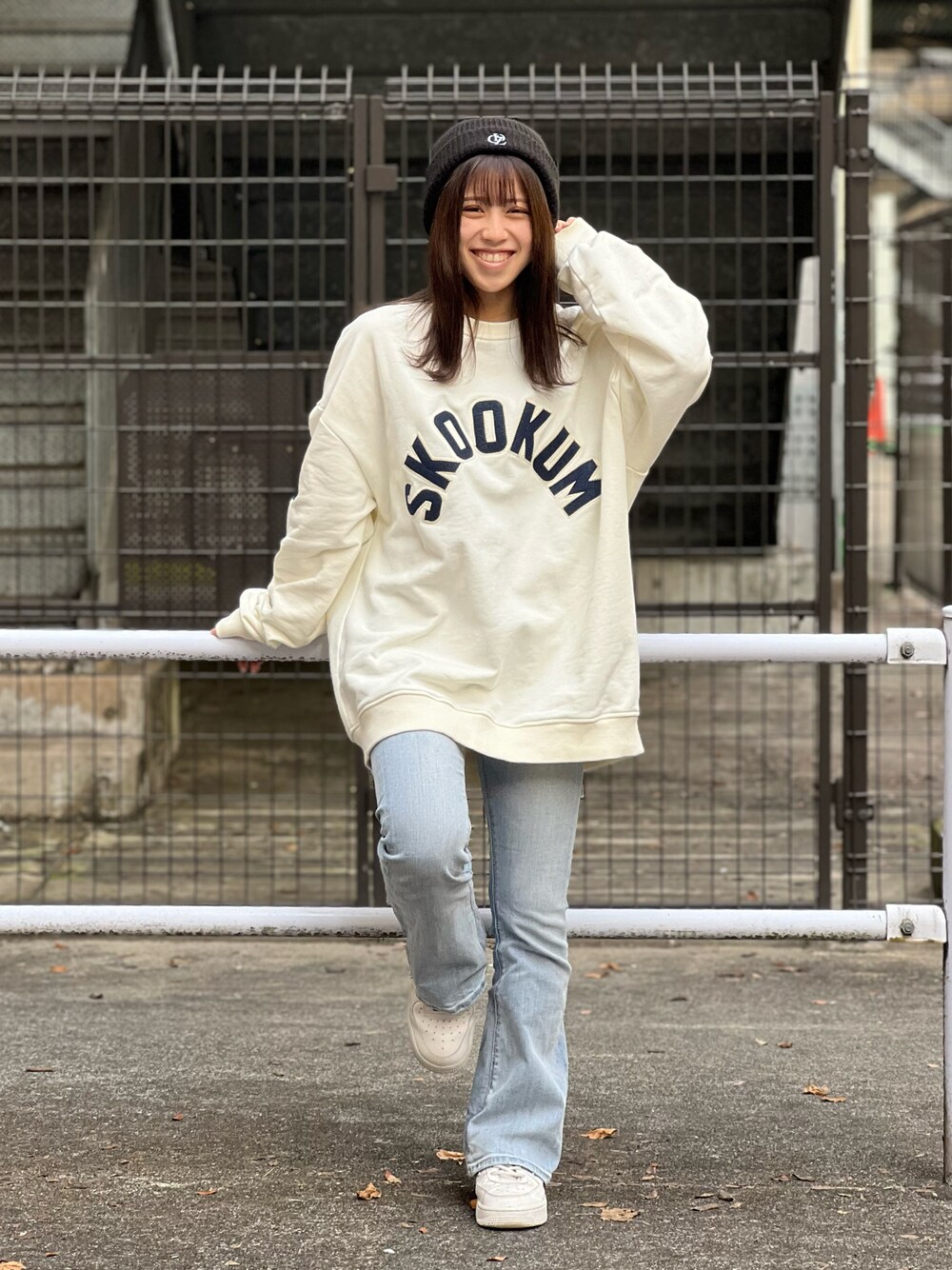 「低身長、ストリート、ストリート系女子、ゆるコーデ、メンズライク、ビッグシルエット、skookum、スウェット、デニム、フレアパンツ、ニット帽、NIKE、白スニーカー」｜「SKOOKUMのSKOOKUM LOGO SWEAT/スクーカム ロゴスウェット（スウェット、ホワイト系）」を使った、まぁたろ🧸さん（レディース・148cm）の冬コーディネートの1枚目の写真