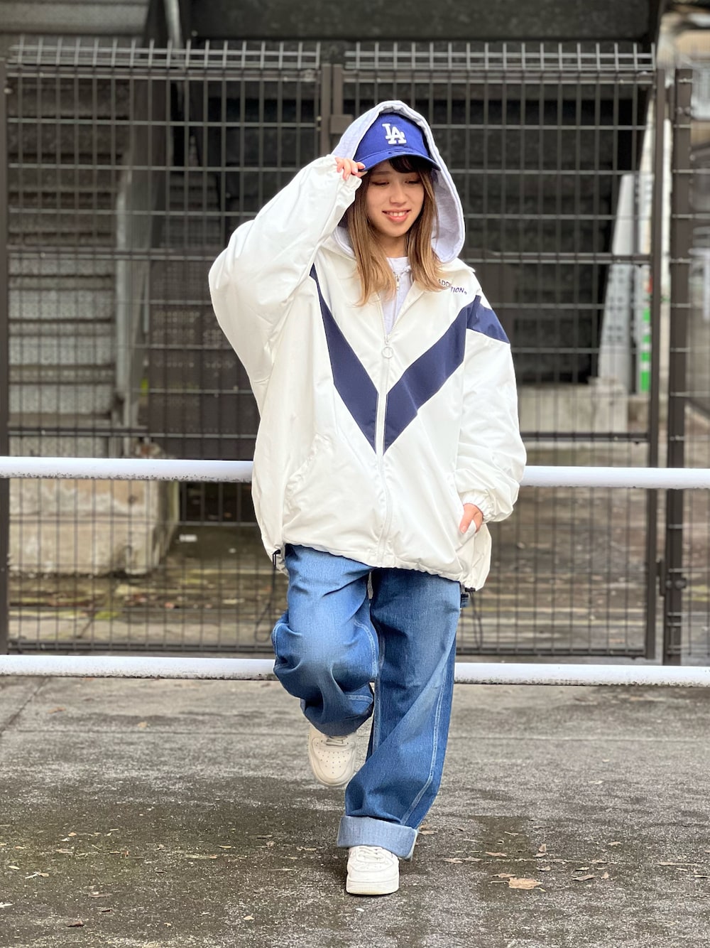 「低身長、ストリート、ストリート系女子、メンズライク、ビッグシルエット、ゆるコーデ、トラックジャケット、パーカー、starter、デニム、Wrangler、白スニーカー、NIKE、キャップ、NEW ERA」｜「GALLIS ADDICTIONのGA NYLON STAND JKT（ナイロンジャケット、ホワイト系）」を使った、まぁたろ🧸さん（レディース・148cm）の秋コーディネートの1枚目の写真