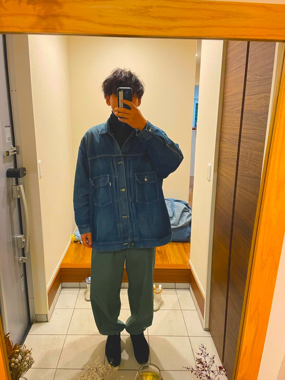 ブラック系のブーツ、グリーン系のその他パンツ、ブルー系のデニムジャケットを着用したメンズの冬コーディネートの1枚目の写真