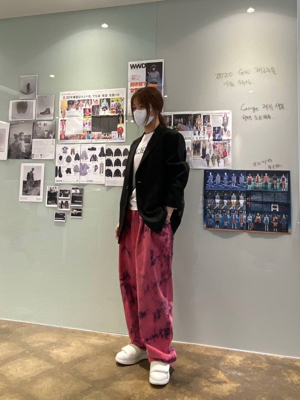 「minsobi、staff、pink、denim、jacket、spring、summer、street、streetstyle、streetfashion、streetwear、widepants、WIDE SILHOUETTE STYLE、PLAC Jeans、Moonstar」｜「minsobiのタイダイデニムバルーンパンツ（デニムパンツ、ピンク系）」を使った、fey0ppさん（レディース・165cm）の春コーディネートの1枚目の写真