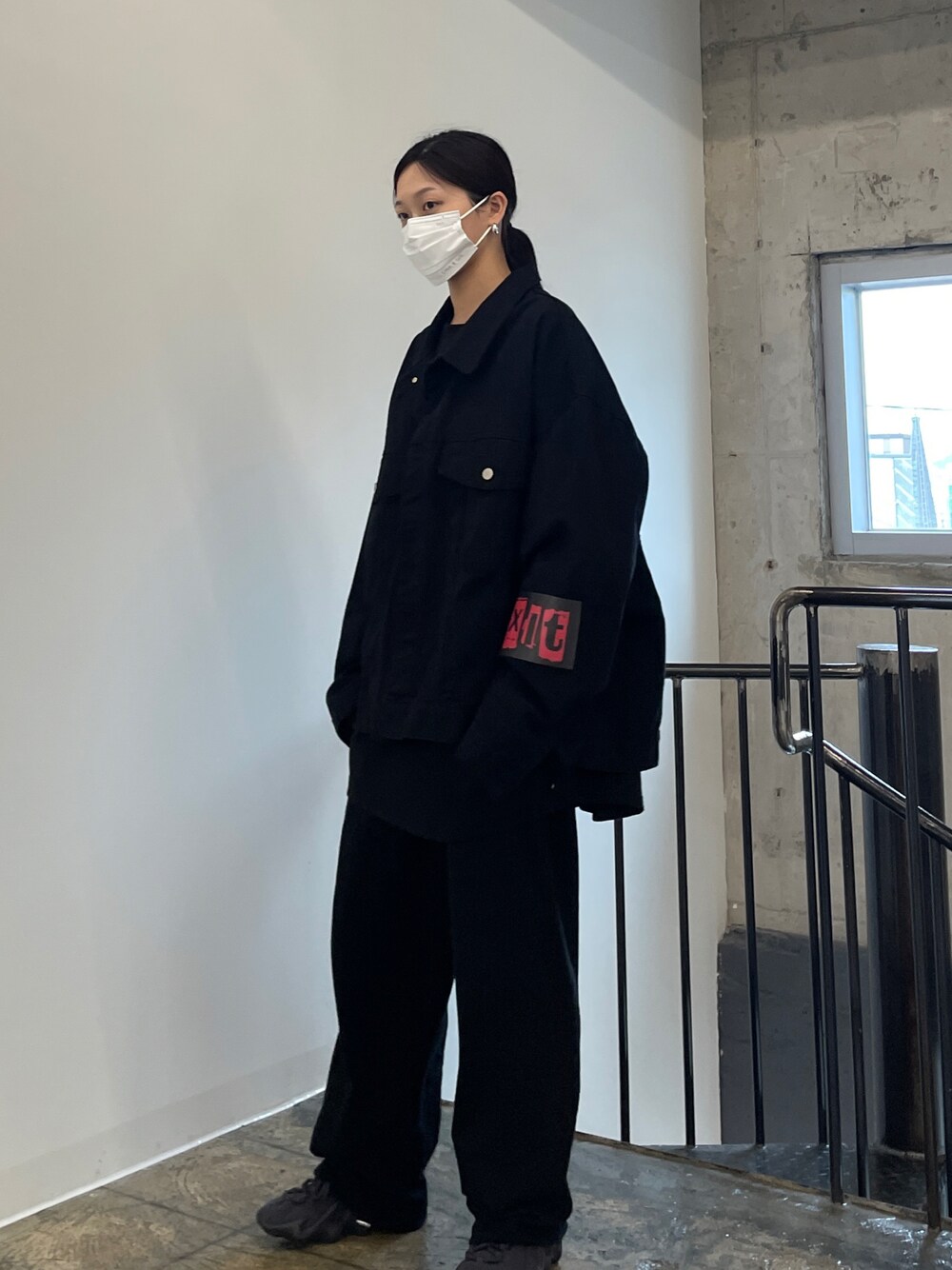 「black、minsobi、oversize、Wide Pants、yeezy、fashion、fw、minsobi_official、EXIT」｜「minsobiの【2022 F/W PRE ORDER】[EXIT]ビッグシルエットジャケット　トラッカージャケット（デニムジャケット、ブラック系）」を使った、fey0ppさん（レディース・165cm）の夏コーディネートの1枚目の写真