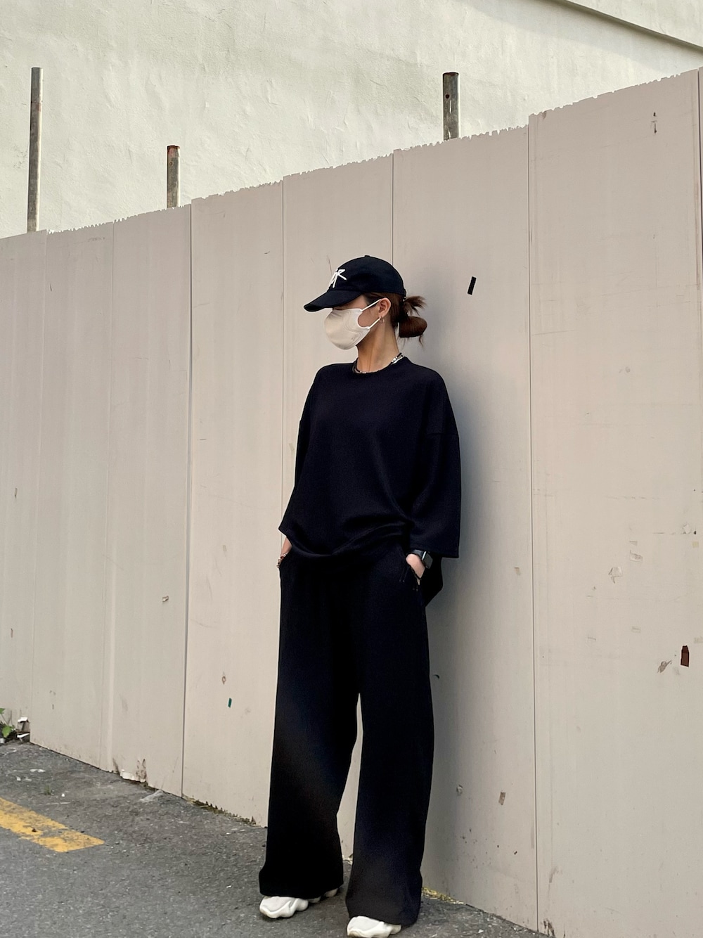 「summer、black、ALL BLACK、SET UP、Wide Pants、minimal、minsobi、yeezy、korea、korean fashion、monday」｜「minsobiの7分袖ドレープカットソー（Tシャツ/カットソー、ブラック系）」を使った、fey0ppさん（レディース・165cm）の春コーディネートの1枚目の写真