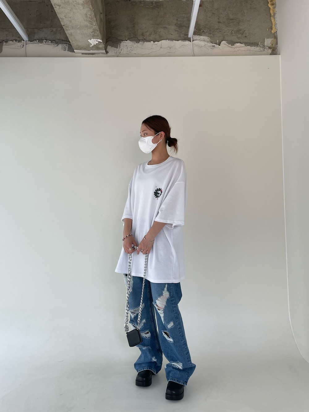 「summer、Wide Pants、street、streetstyle、streetfashion、staff、minsobi、white、korea、korea style、korean fashion」｜「minsobiのフラワーラボT（Tシャツ/カットソー、ホワイト系）」を使った、fey0ppさん（レディース・165cm）の春コーディネートの1枚目の写真