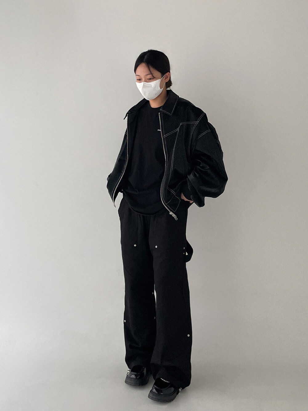 「black、ALL BLACK、minsobi、minsobi_official、Wide Pants」｜「minsobiのフェイクレザージップアップジャケット（ライダースジャケット、ブラック系）」を使った、fey0ppさん（レディース・165cm）の秋コーディネートの1枚目の写真