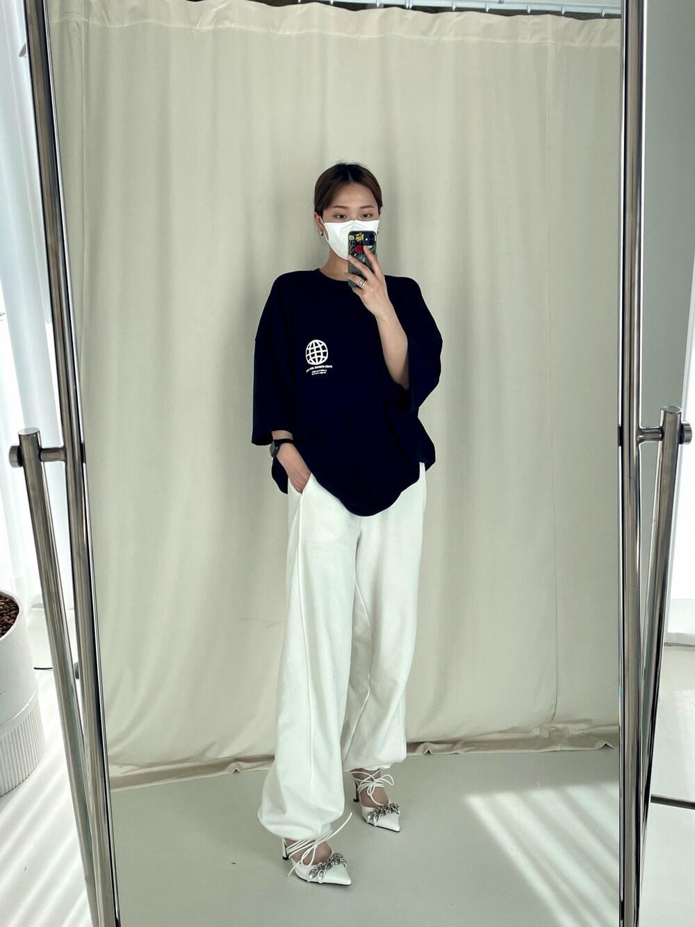 「summer、white、black、minimal、minsobi、staff、daily look、sengaen、heels、oversize、Wide Pants」｜「minsobiのアースデザインT（Tシャツ/カットソー、ブラック系）」を使った、fey0ppさん（レディース・165cm）の春コーディネートの1枚目の写真
