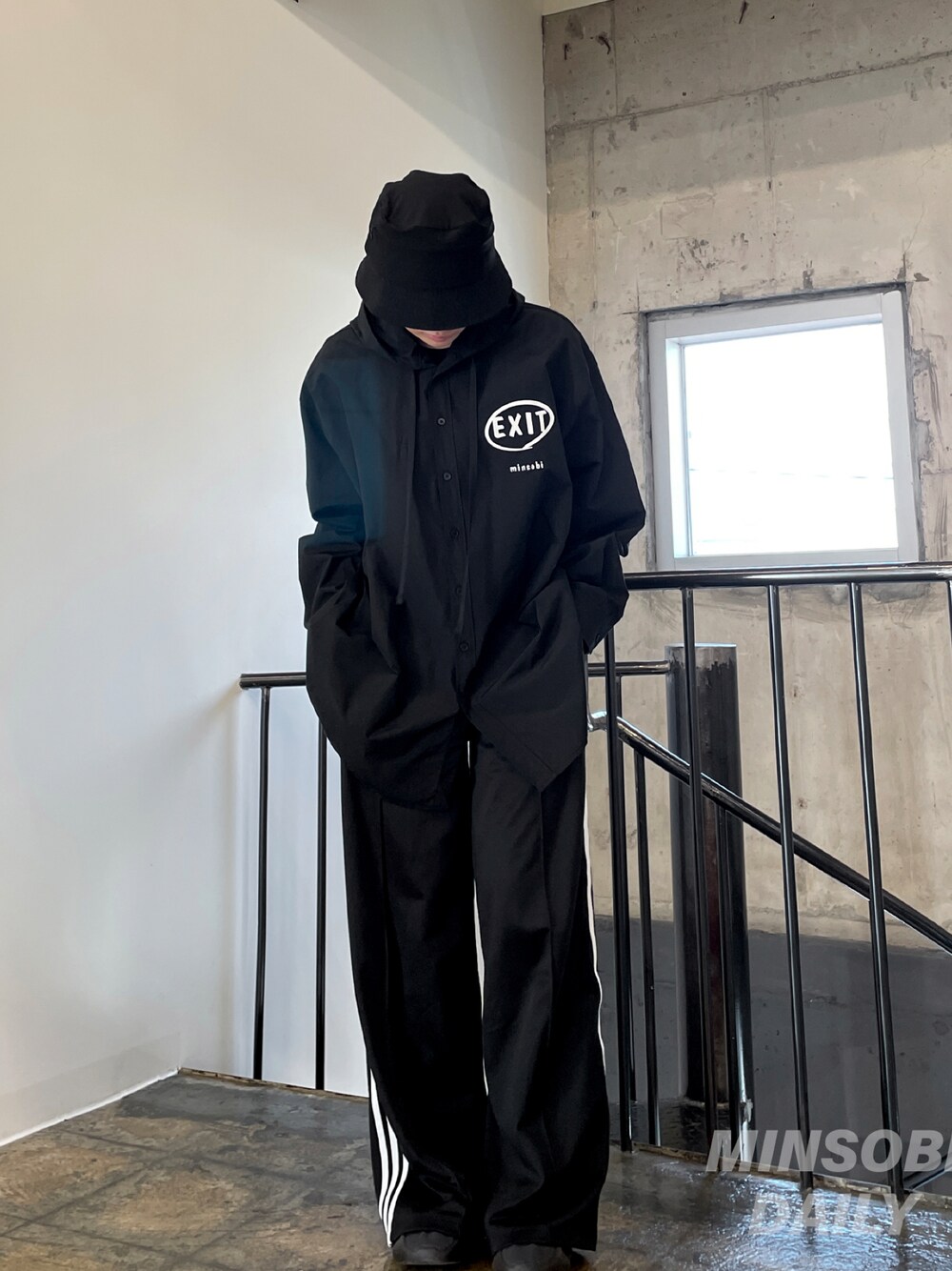 「summer、autumn、black、ALL BLACK、Wide Pants、WIDE SILHOUETTE STYLE、minsobi、adidas、BUCKET HAT」｜「minsobiのロゴフードシャツ（シャツ/ブラウス、ブラック系）」を使った、fey0ppさん（レディース・165cm）の夏コーディネートの1枚目の写真