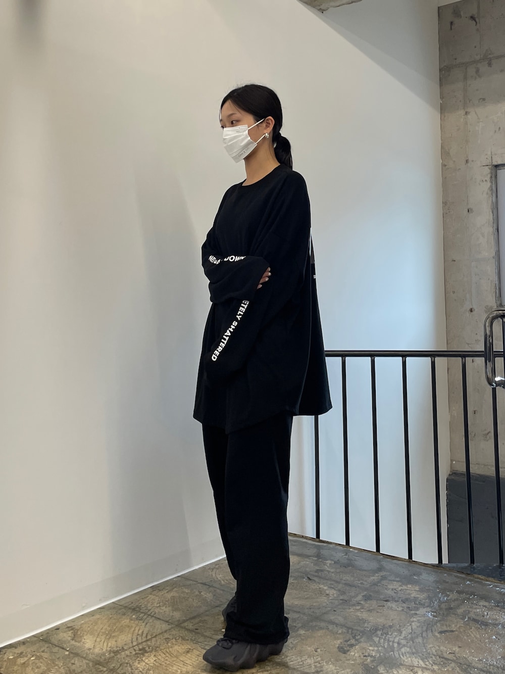 「fw、minsobi、oversize、black、yeezy、minsobi_official、fashion、WIDE SILHOUETTE STYLE、Wide Pants」｜「minsobiの【2022 F/W PRE ORDER】長袖プリントT（Tシャツ/カットソー、ブラック系）」を使った、fey0ppさん（レディース・165cm）の夏コーディネートの1枚目の写真