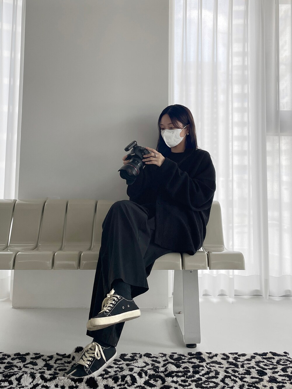 「minsobi、black、ALL BLACK、Wide Pants、fall、minsobi_official、cardigan、tabi」｜「minsobiのビッグシルエットニットカーディガン（カーディガン/ボレロ、ブラック系）」を使った、fey0ppさん（レディース・165cm）の秋コーディネートの1枚目の写真