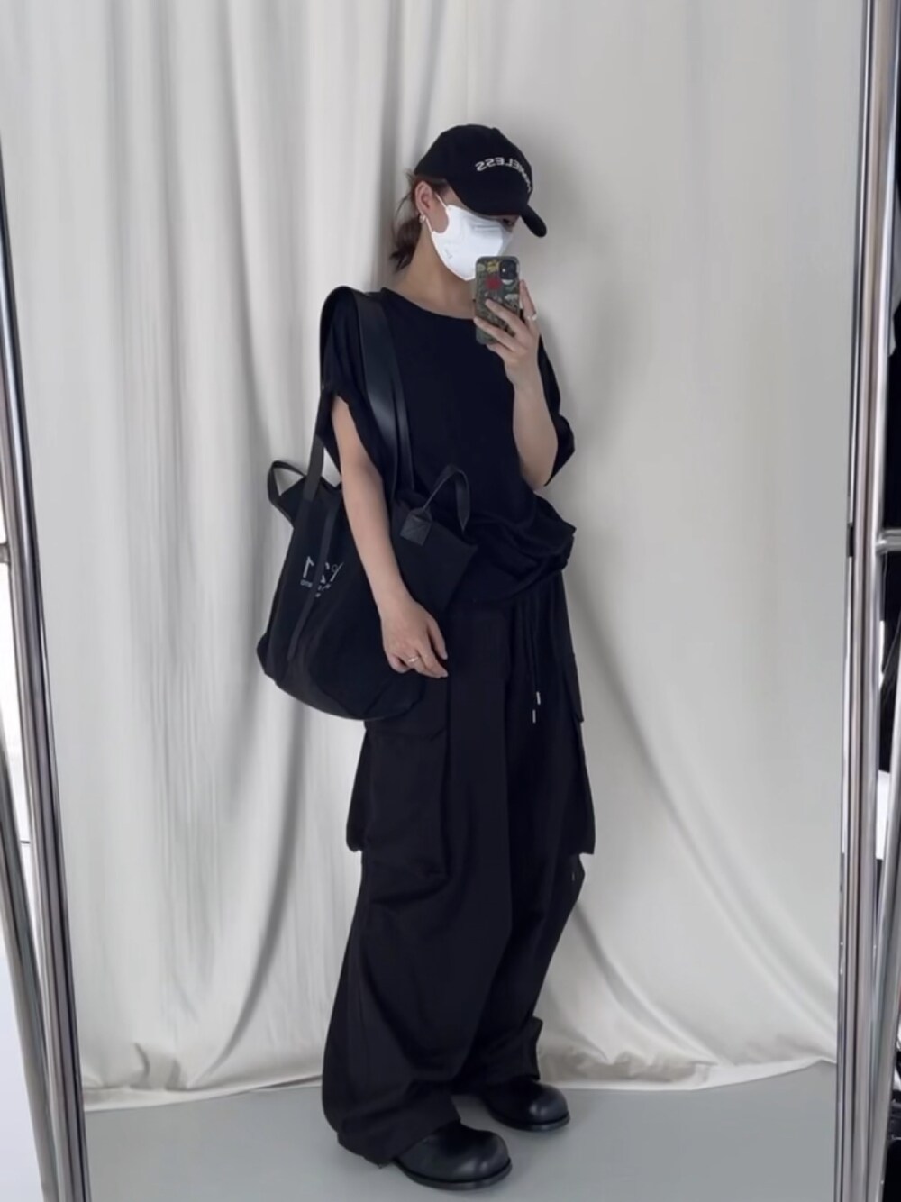 「summer、Boyfriend Jeans、Wide Pants、totebag、black、N°21、minsobi、minsobi_official、daily look、staff」｜「minsobiのビッグシルエットルーズベーシックT（Tシャツ/カットソー、ブラック系）」を使った、fey0ppさん（レディース・165cm）の春コーディネートの1枚目の写真