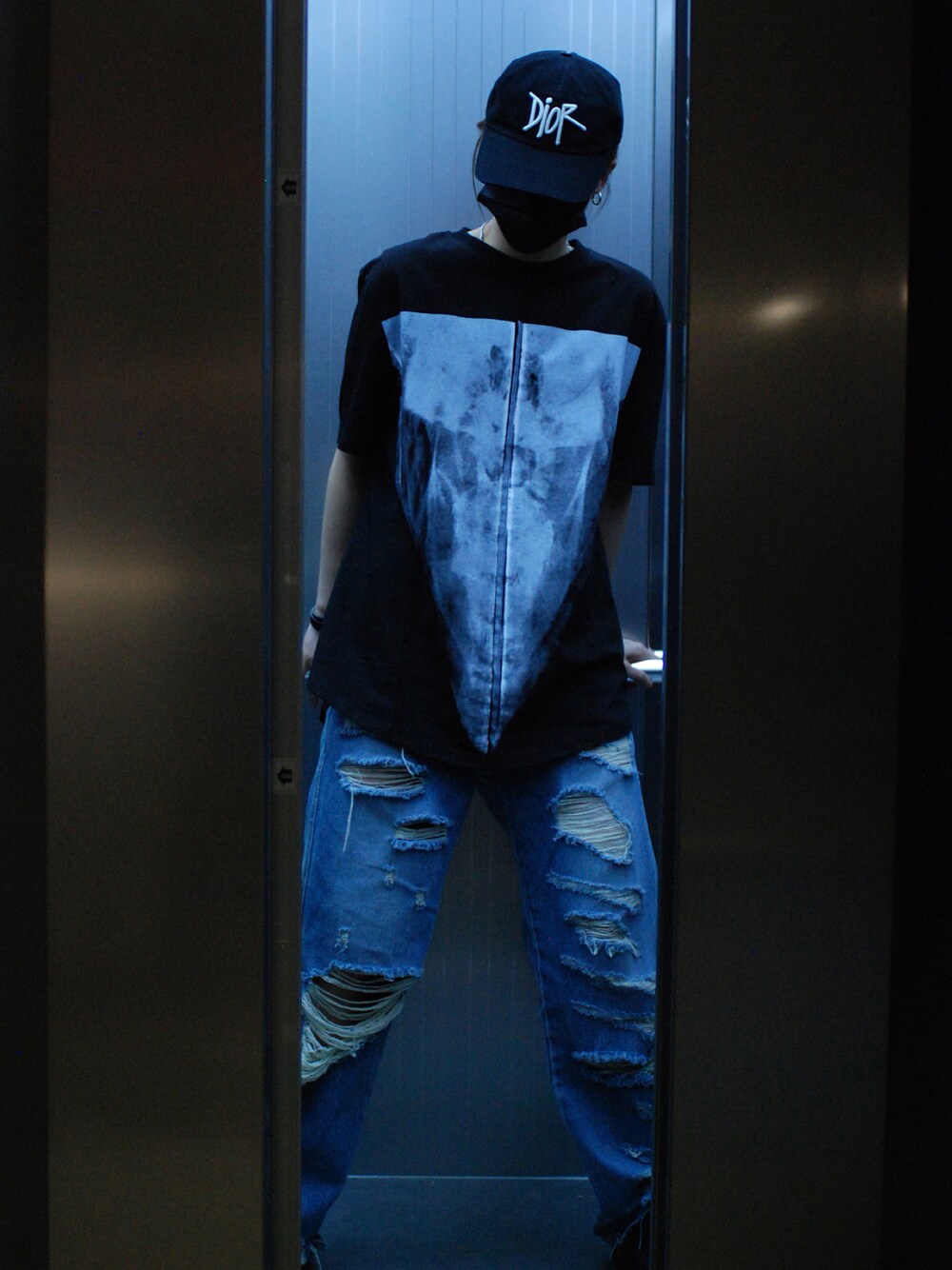 「black、street、summer、minsobi、streetstyle、fashion、denim」｜「minsobiのプリント半袖Tシャツ（Tシャツ/カットソー、ブラック系）」を使った、fey0ppさん（レディース・165cm）の春コーディネートの1枚目の写真