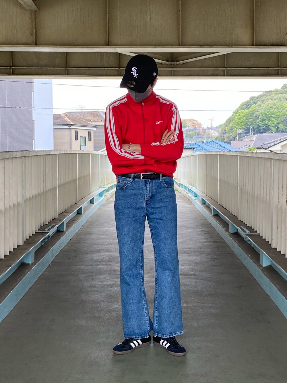 「春コーデ、トラックジャケット、トラックトップ、キャップ、ニューエラ、デニム、デニムパンツ、フレアデニム、フレアパンツ、スニーカー、adidas、adidas samba、タックイン、足長効果、今日のコーデ」｜「MASONPRINCEの【M.P Studios】Vintage aging flared denim NZK1934（デニムパンツ、ブルー系）」を使った、しろーさん（メンズ・179cm）の春コーディネートの1枚目の写真
