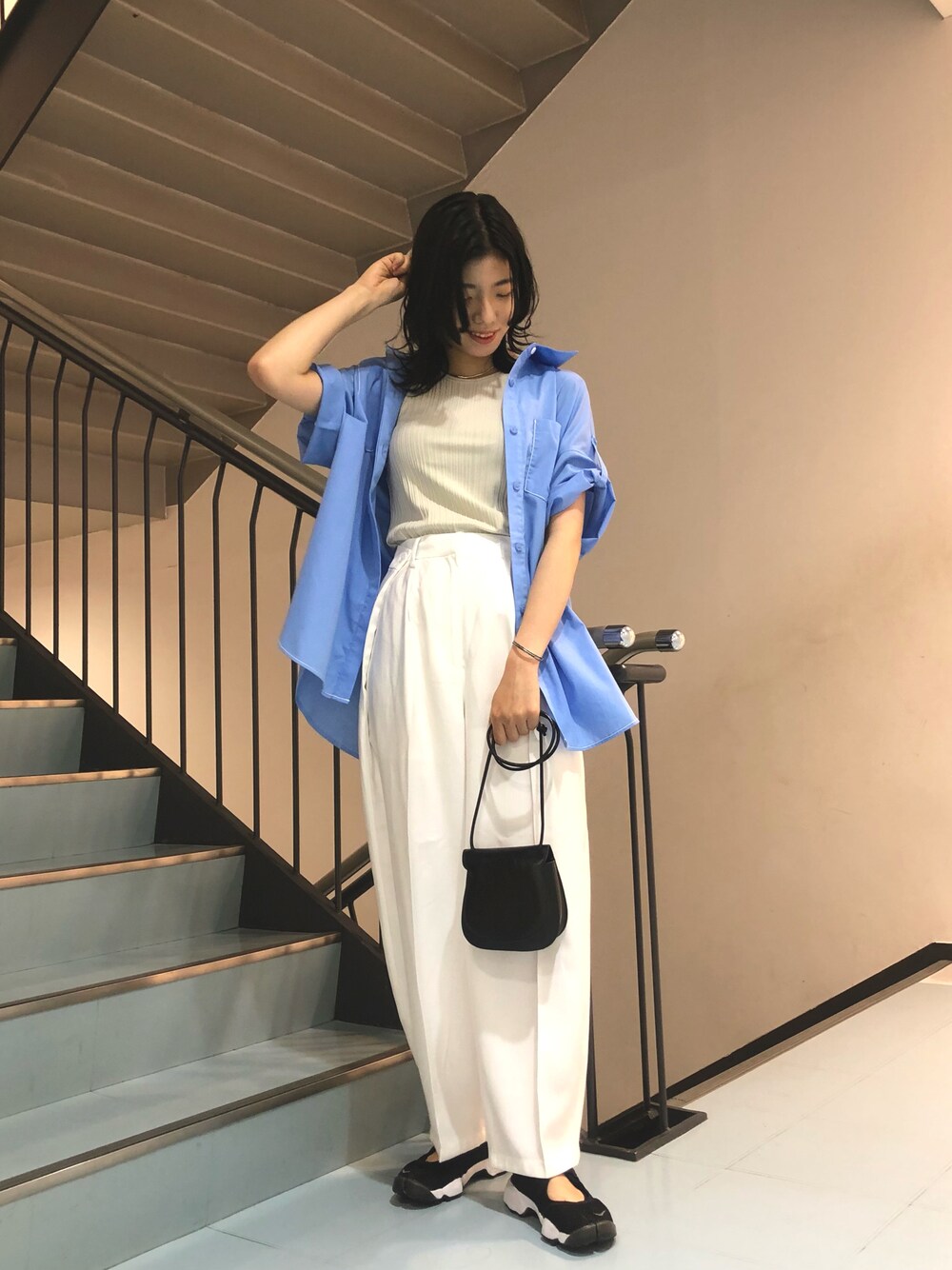 ブルー系のシャツ/ブラウス、ホワイト系のタンクトップ、ホワイト系のその他パンツを着用したレディースの春コーディネートの1枚目の写真