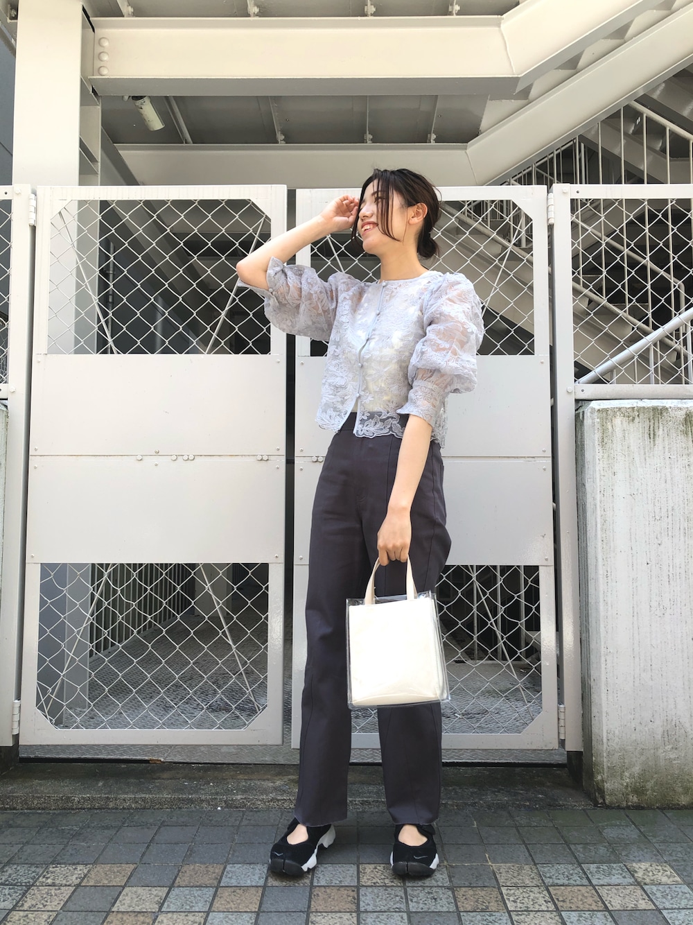 グレー系のシャツ/ブラウス、ホワイト系のタンクトップ、グレー系のその他パンツを着用したレディースの春コーディネートの1枚目の写真