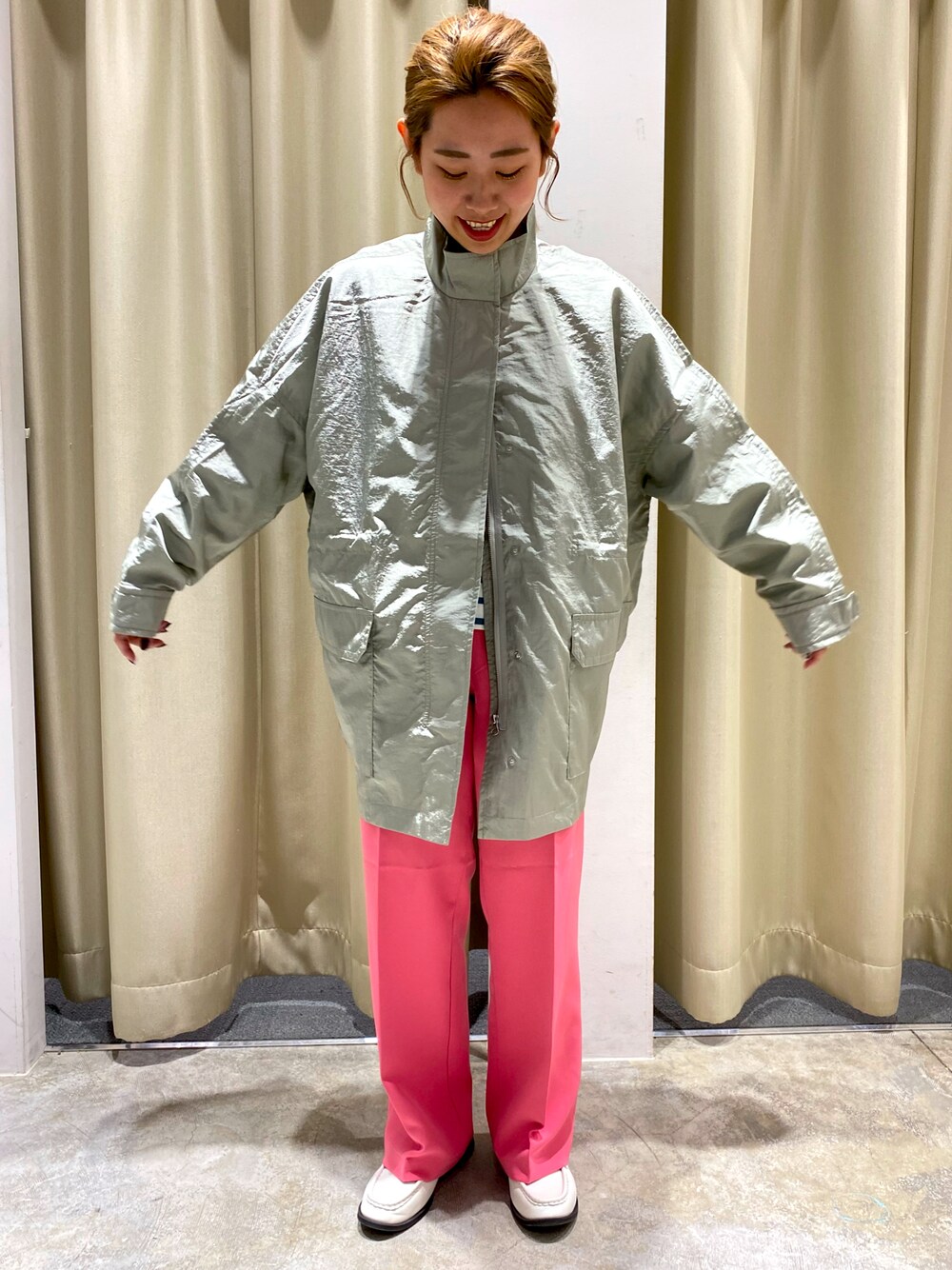 グリーン系のブルゾン、ピンク系のその他パンツ、ブラック系のTシャツ/カットソーを着用したレディースの冬コーディネートの1枚目の写真