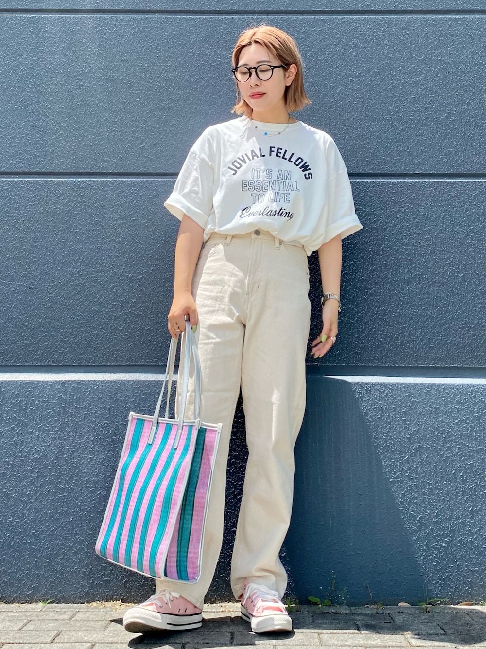 「大人カジュアル、ラクチンコーデ、パンツスタイル、カジュアルコーデ、きれいめカジュアル、おしゃれさんと繋がりたい、ootd、ゆるコーデ、デニムパンツ、黒、モノトーンコーデ、トートバッグ、休日コーデ、ママコーデ、ストレートデニム」｜「AMERICAN HOLICのカラフル雑材スクエアトートバッグA（トートバッグ、ピンク系）」を使った、yukiさん（レディース・158cm）の夏コーディネートの1枚目の写真