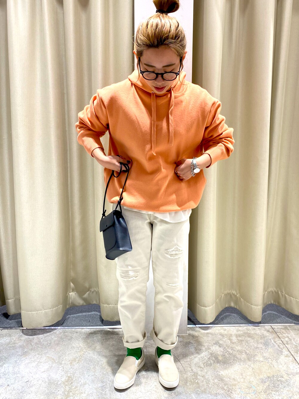「春カラー、大人女子、白スニーカー、カラーコーデ、リラックススタイル、スニーカー、春服、シンプル、きれいめカジュアル、ナチュラル、パンツスタイル、レイヤードスタイル、ビッグシルエット、スウェット、メガネ女子」｜「AMERICAN HOLICのポインテッドスリッポンシューズ（スリッポン、ホワイト系）」を使った、yukiさん（レディース・158cm）の冬コーディネートの1枚目の写真