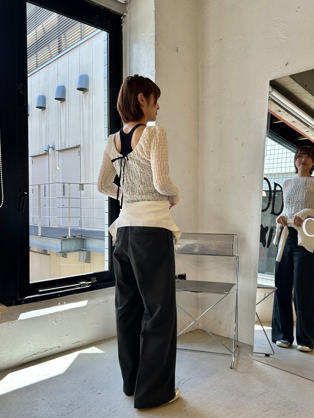 ブラック系のタンクトップ、ホワイト系のカーディガン/ボレロを着用したレディースの夏コーディネートの1枚目の写真