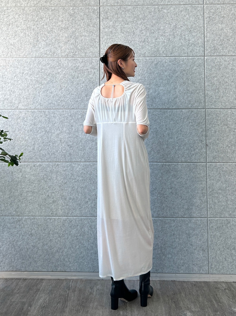 ホワイト系のワンピースを着用したレディースの秋コーディネートの1枚目の写真