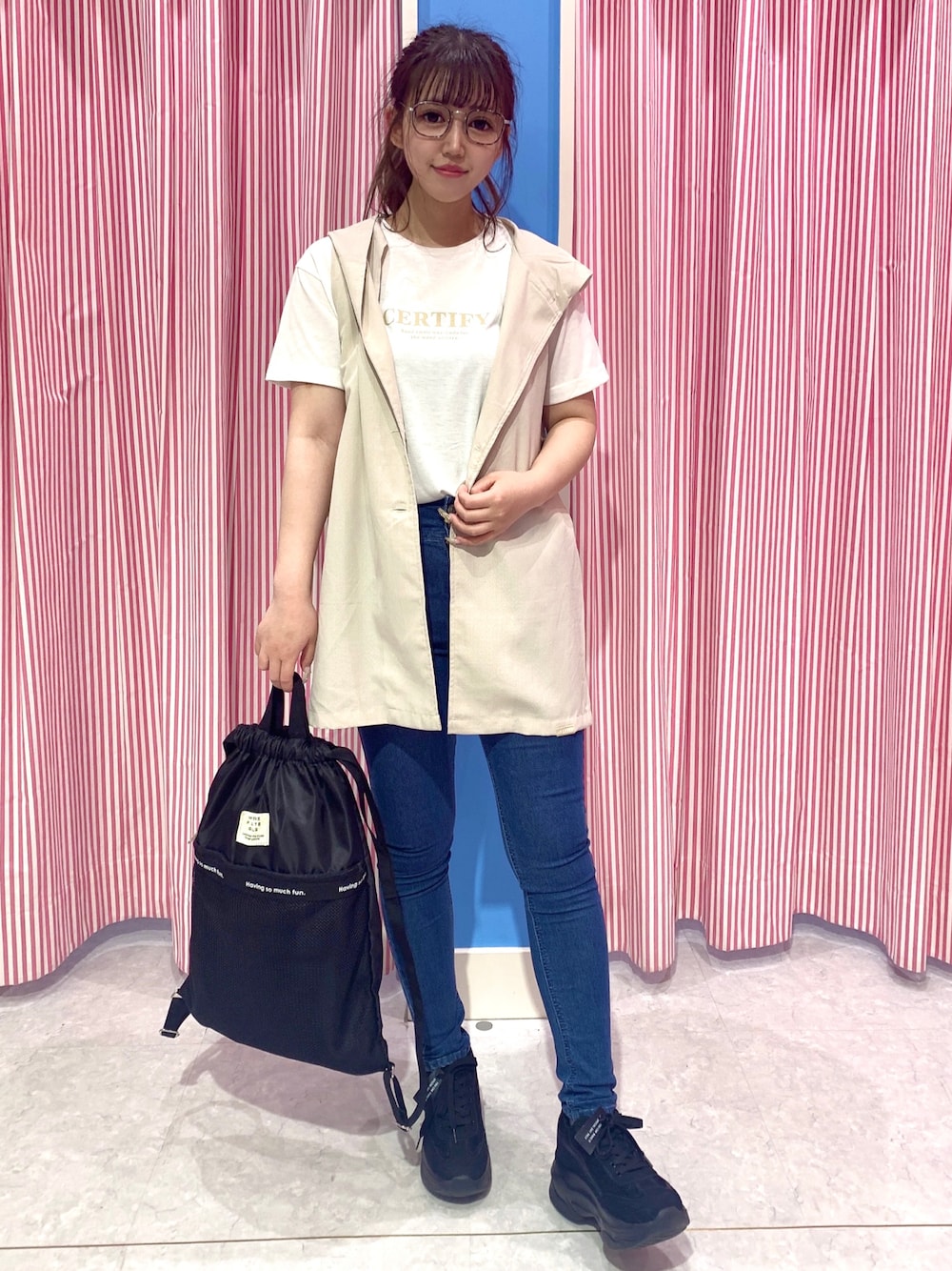 ベージュ系のTシャツ/カットソー、ブラック系のスニーカー、ブルー系のその他パンツを着用したレディースの夏コーディネートの1枚目の写真