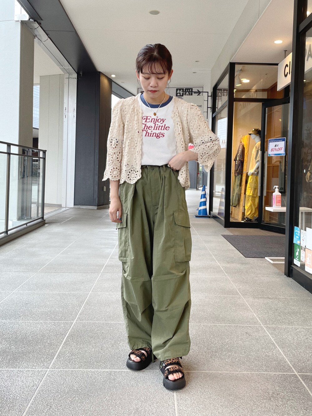「カジュアル、ユニセックス、CPCM、シーピーシーエム、メンズライク、カーゴパンツ、ゆるコーデ、おしゃれさんと繋がりたい、クロシェ編み、ゆるパンツ、カジュアルコーデ、大人カジュアル、骨格ウェーブ、プチプラコーデ、オトナ女子」｜「CPCMのクロシェ編みパワショルニット（ニット/セーター、ベージュ系）」を使った、kaedeさん（レディース・159cm）の夏コーディネートの1枚目の写真