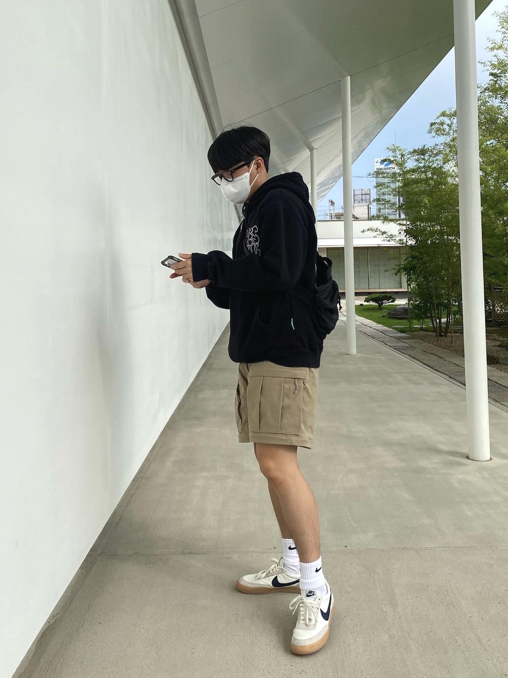 「韓国人、夏コーデ、初夏、白Tシャツ、シンプル、休日スタイル、韓国ファッション」｜「NIKEのアイテム（スニーカー、ベージュ系）」を使った、ROkAさん（メンズ・170cm）の春コーディネートの1枚目の写真