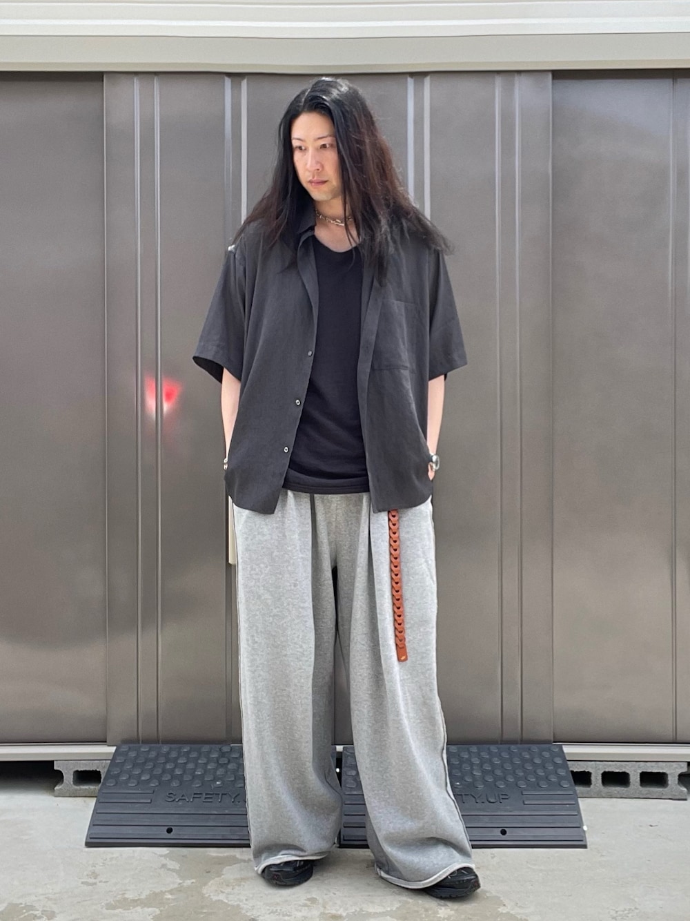 スウェットパンツを使った「シアーシャツ」の人気ファッション