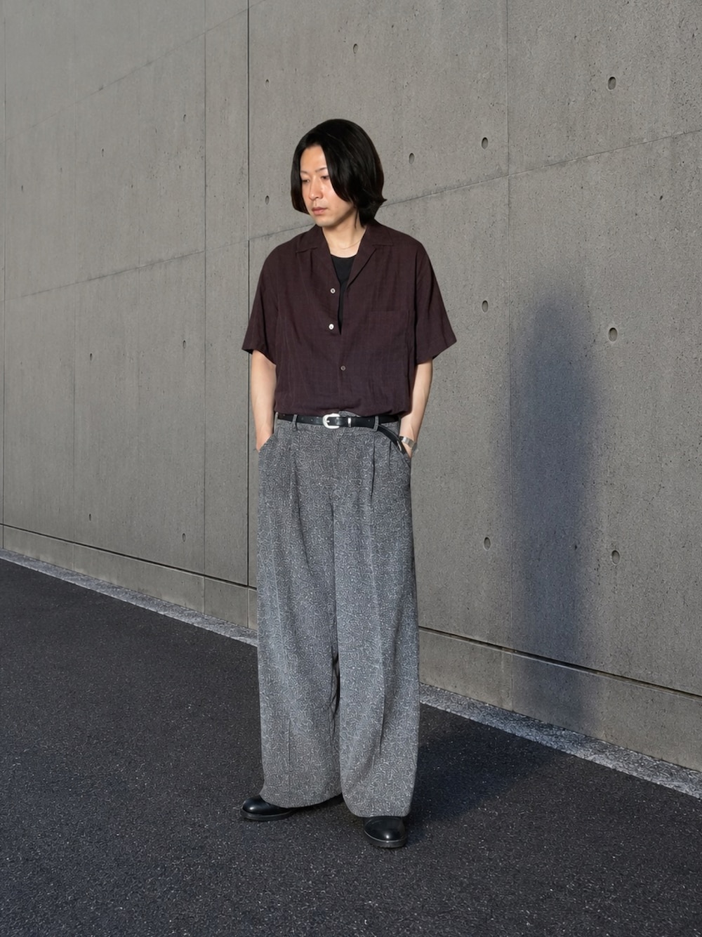 ブラウン系のシャツ/ブラウス、グレー系のスラックス、ブラック系のドレスシューズを着用したメンズの夏コーディネートの1枚目の写真
