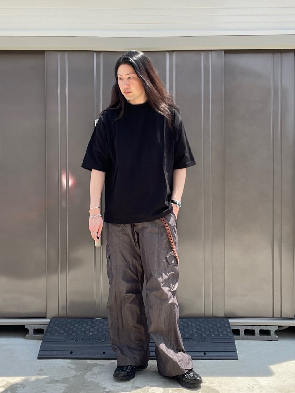 「夏ルックで気分アップ、WYM、Llife、ニューバランス、Tシャツ、カーゴパンツ、スニーカー、時計、オトナカジュアル、きれいめカジュアル、シンプルコーデ」｜「WYM LIDNMの【WYM LIDNM】HEAVY WEIGHT BASIC BIG-TEE/カットソー（Tシャツ/カットソー、グレー系）」を使った、suguruさん（メンズ・180cm）の夏コーディネートの1枚目の写真
