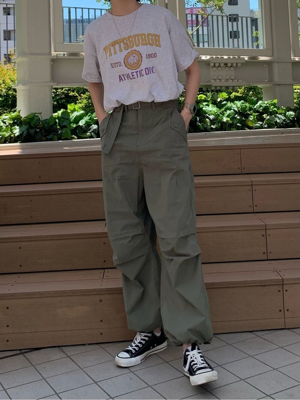 グレー系のTシャツ/カットソー、ベージュ系のその他パンツを着用したレディースの春コーディネートの1枚目の写真