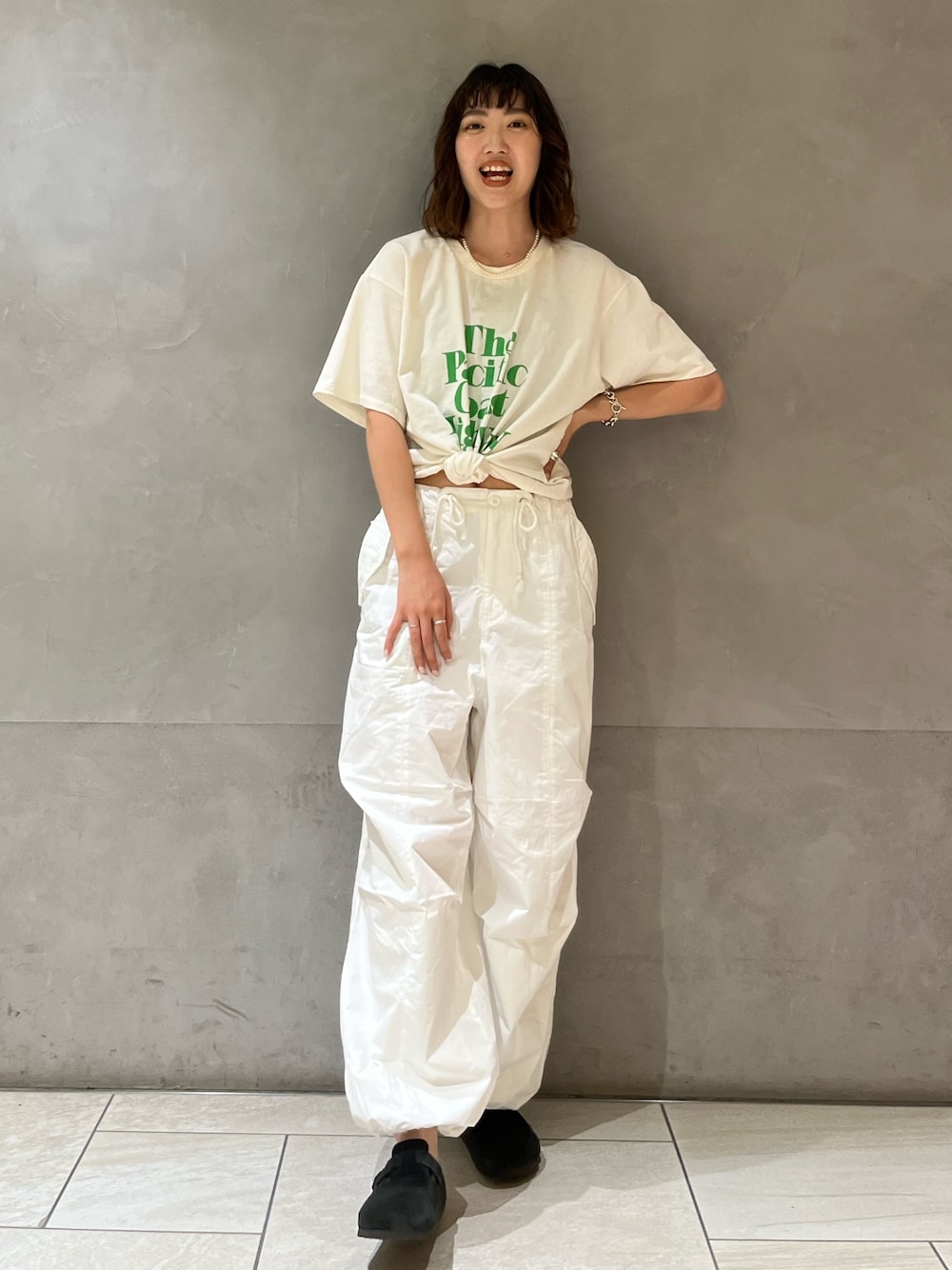 ホワイト系のTシャツ/カットソー、ホワイト系のその他パンツを着用したレディースの夏コーディネートの1枚目の写真