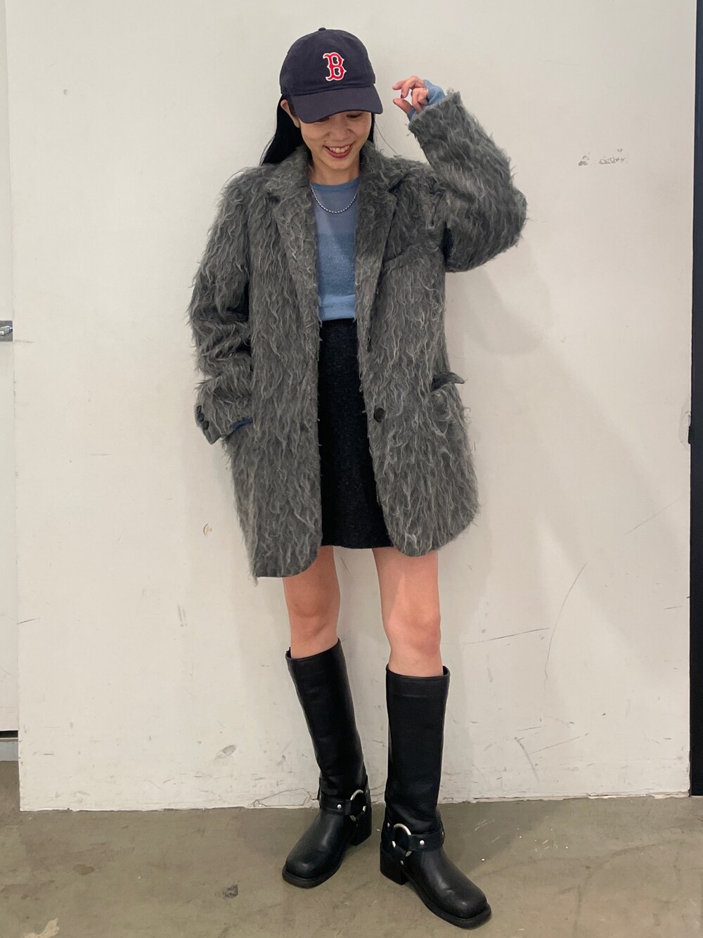 グレー系のテーラードジャケット、ブラック系のブーツ、グレー系のスカートを着用したレディースの秋コーディネートの1枚目の写真